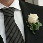 Weiße Rose am Jacket für die Mode für den Bräutigam