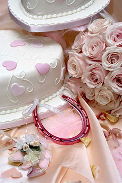 Rosa Hochzeits-Accessoires auf einem Tisch