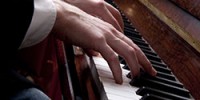 Pianist am Klavier spielt Musik für die Hochzeitsfeier