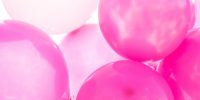 Pinkfarbene Luftballons als Dekoration für die Hochzeit